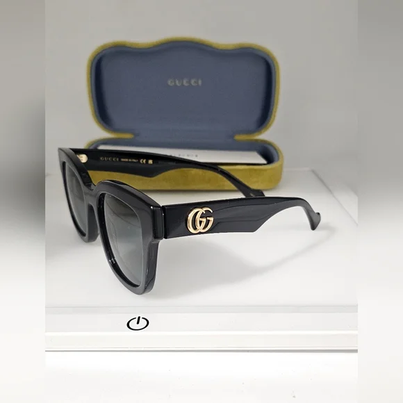 Gucci Black prescription Sunglasses with Gold Logo Strength -2.75 and -3.75 - Picture 8 of 9